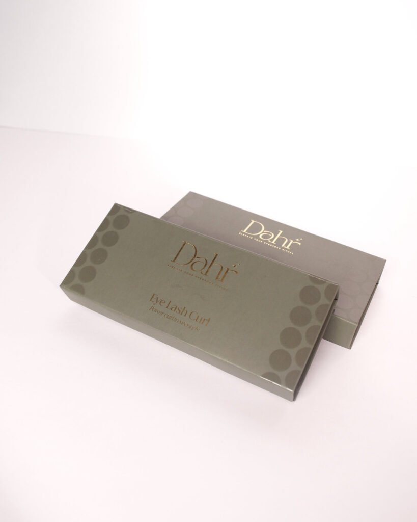What comes in the Lash Heated Curler box
